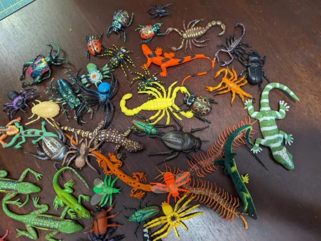 HUGE LOT OF Plastic Lizards And Insects Toys Educational Classroom $5. ...