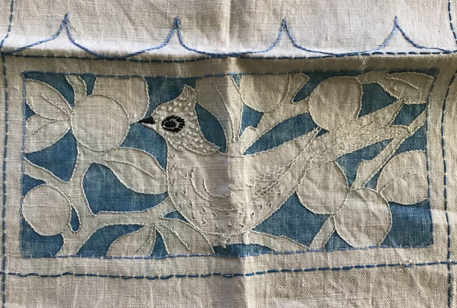 Estampado de colección para bordado de la Royal Society lino azul pájaro sin terminar