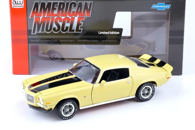 Miniature Auto World 1/18 Chevrolet Camaro RS/Z28 Coupé 1972, Jaune Crème à Rayures Noires