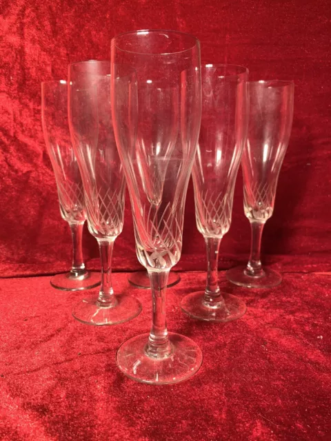 Service de 6 flûtes à champagne en cristal taillé. Circa 1950