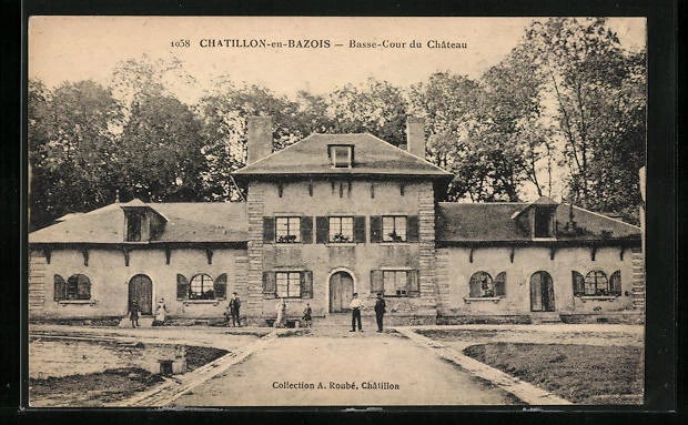 CPA Chatillon-en-Bazois, Basse-Cour du Chateau