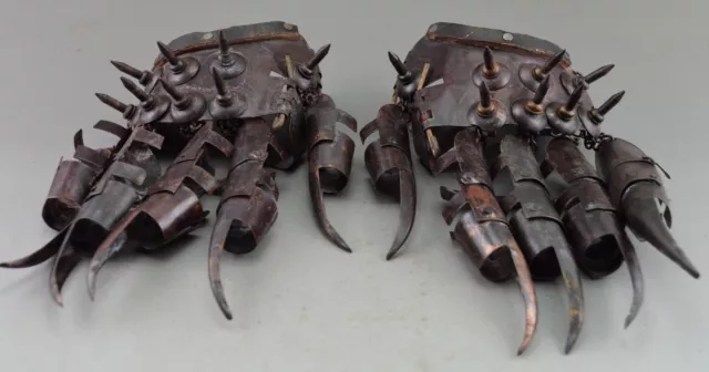 Ancient Collectibles Decorated Old Copper Hammered Protective Gloves In War Ancient Collectibles Decorated Old Copper Hammered Protective Gloves In War
