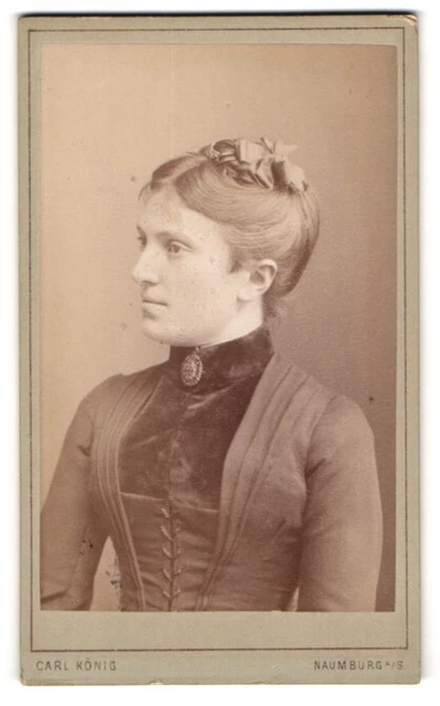 Fotografie Carl König, Naumburg a. S., Lindenstr. 4, Junge Dame im Kleid mit Kr