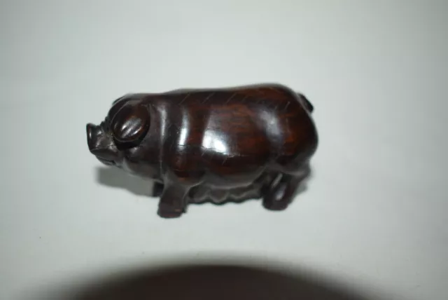 Netsuke, stehendes Schwein, Buchsbaum, Augen aus Onyx, Sign.eingelegt, 60mm