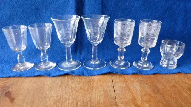 Lot 7  verres anciens à liqueurs bistrot soufflés