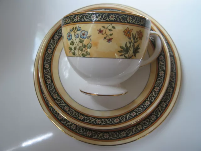 Joli petit-déjeuner 1 tasse & 2 soucoupes en Wedgwood/Bone China - très bel état