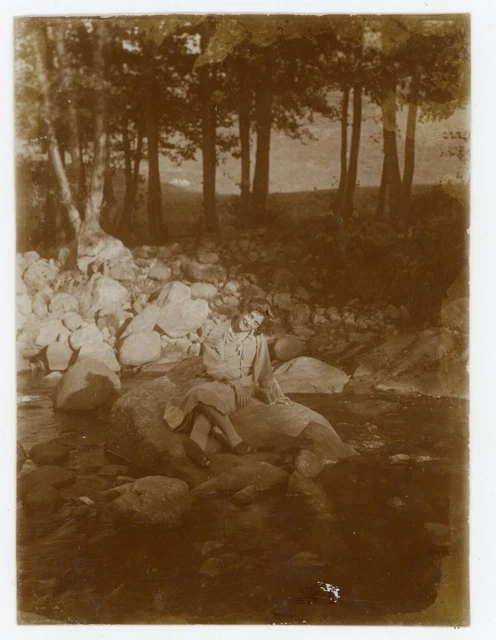 PHOTO SNAPSHOT amateur, on a rock a woman stream light undergrowth