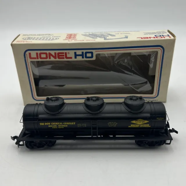 Lionel Ho Scale "Dow Chemical" 48416 Triple Dome Tanker Train Car W/ Box