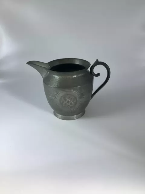 Elegante jarra de crema de peltre de cabeza redonda Art Deco.