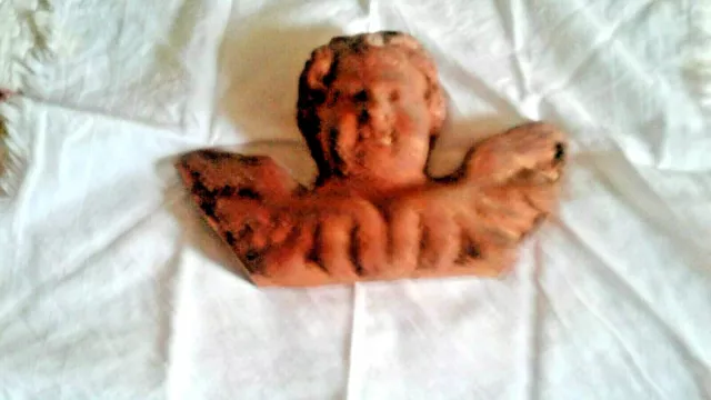 Scultura in legno di angelo, putto