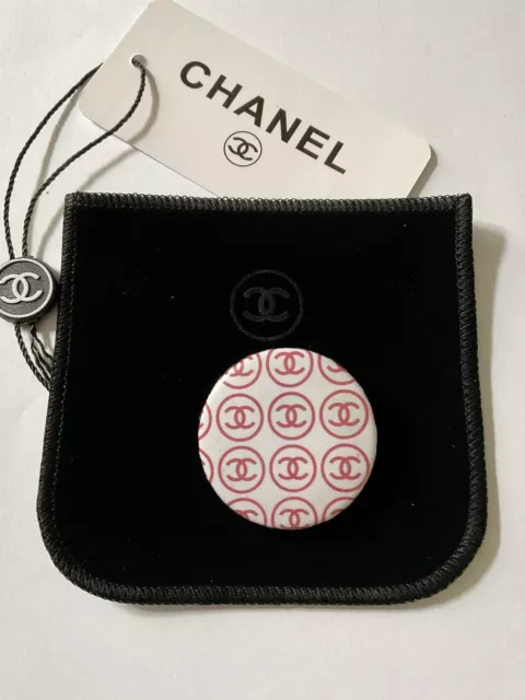 CHANEL GRAND BADGE et CHANEL POCHETTE VELOURS Gift VIP Paris Haute Couture