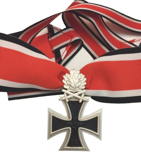 Croix De Fer Allemande (WWII) - Reproduction Avec Feuille De Chêne, Épées, Diamants Et Boîte - Neuf