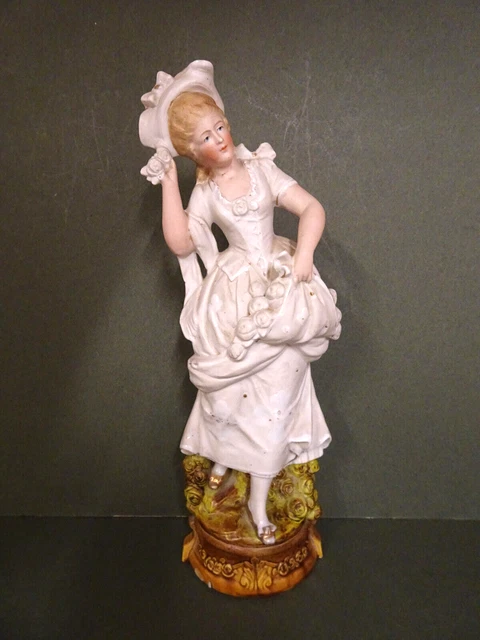 Statuette en porcelaine émaillée représentant une jeune femme à la Statuette en porcelaine émaillée représentant une jeune femme à la