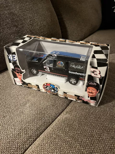Brookfield Dale Earnhardt & Richard Petty 7 Time Champion Die Cast Suburban 1:25