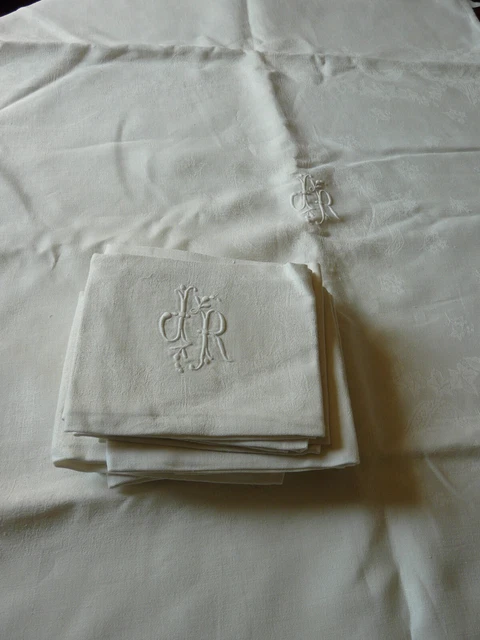 La nappe festonnée en lin Bordeaux