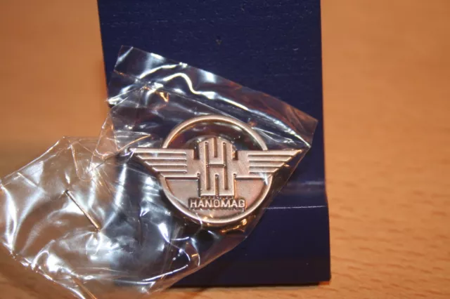 Ausverkauf   Pin HANOMAG Logo Schwinge Metall Neu 187