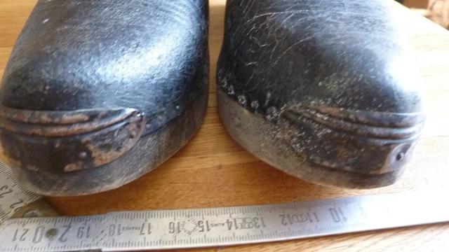 Ancienne paire de sabots en bois - Antiquités