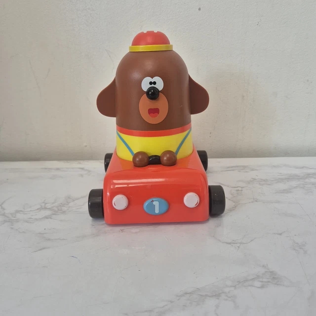 Coche De Juguete Hey Duggee Race Along Con Sonidos Divertidos – Personaje De CBeebies, Color Rojo, Pilas Incluidas, Perfecto Para +18 Meses
