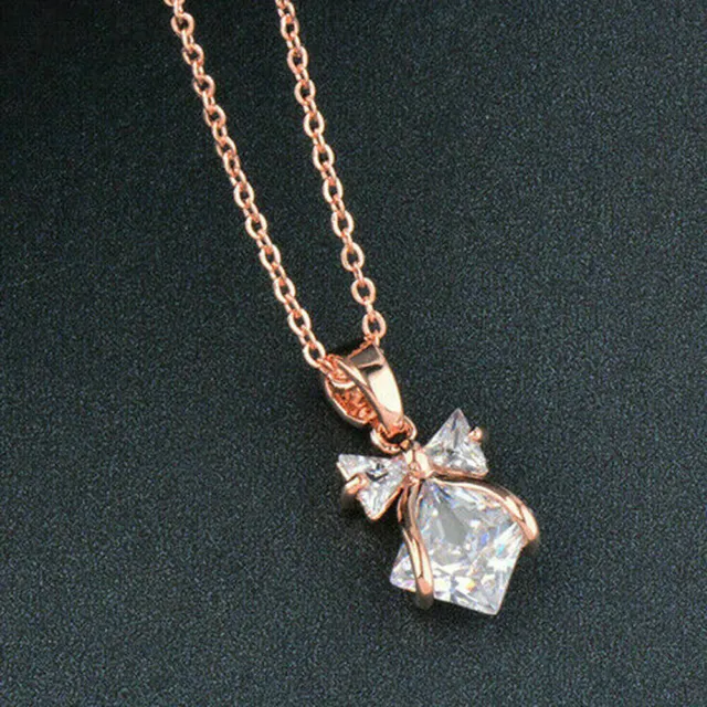 Collier pendentif triangle et diamant simulé princesse 1,50 ct en or rose...
