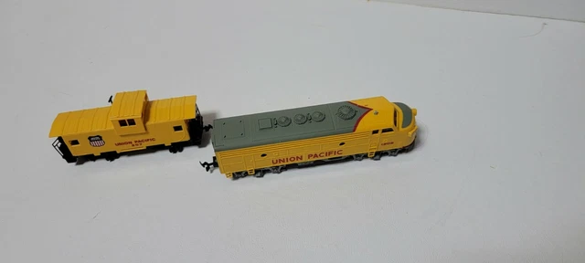 Bachmann HO Scale 1206 Union Pacific Locomotive with Caboose as is see pics
