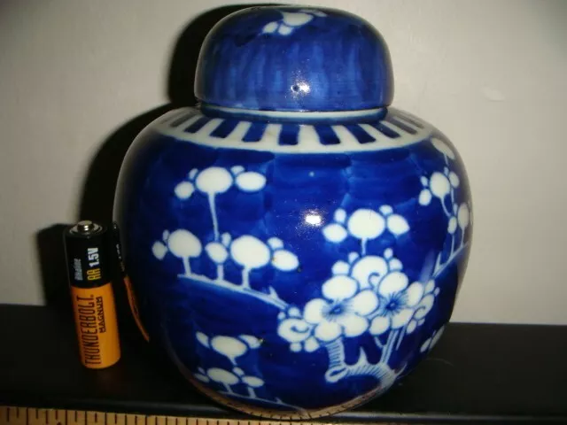 ANTIQUES CHINESE BLUE AND WHIT JAR OR VASE  APPROX  3 X 4 INCHES ROUND rare