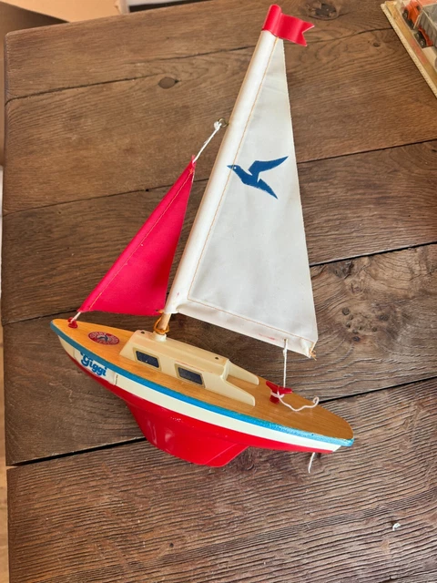 Voilier de bassin de la marque française Tirot 202, jouet vintage
