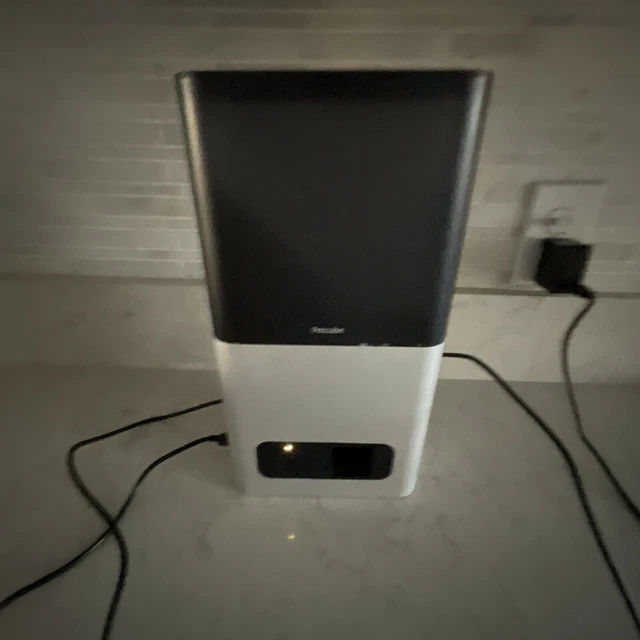Cámara interactiva Petcube Bites Wi-Fi para mascotas y dispensador de golosinas - plateado