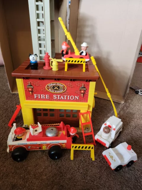 Vintage Fisher Price Little People FIRE STATION 🚒👨‍🚒🔥🧯and lots of extras!!