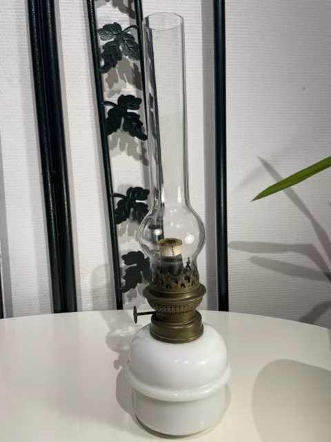 Magnifique Ancienne Lampe A Pétrole  En Verre Blanc Opaline Vintage Complète.