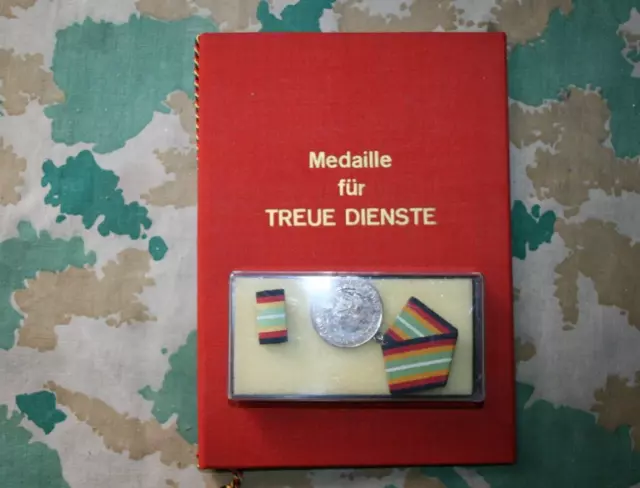 DDR  NVA  MfS Medaille für Treue Dienste Silber mit Urkunde