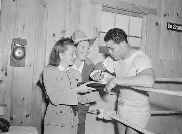 Joe Louis Signing Autograph For Olivia De Havilland 1941 Old Boxing Photo