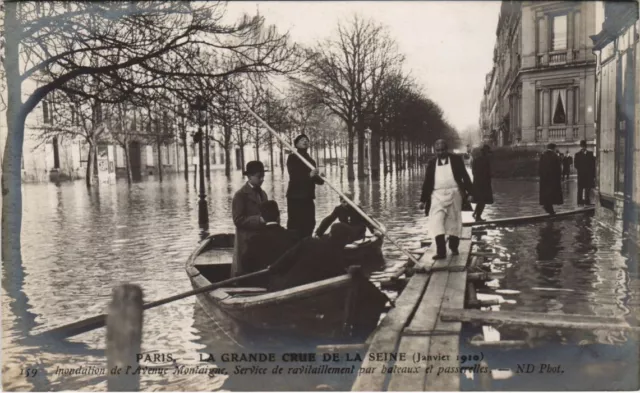 CPA Inondations 1910 PARIS Avenue Montaigne ravitaillement (996916)
