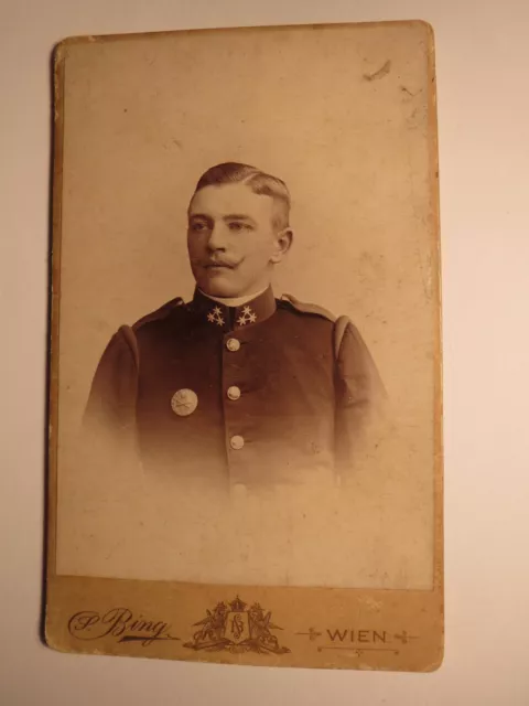 Wien - Soldat in Uniform mit Abzeichen Orden ? Portrait - Billmann ? / CDV