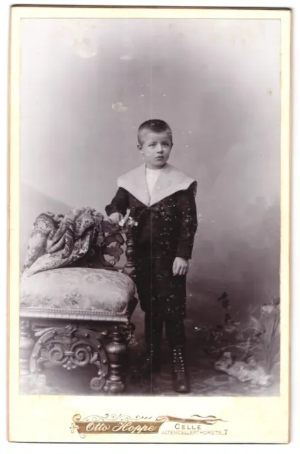 Fotografie Otto Hoppe, Celle, Altencellerthorstr. 7, junger Bub an einem Stuhl