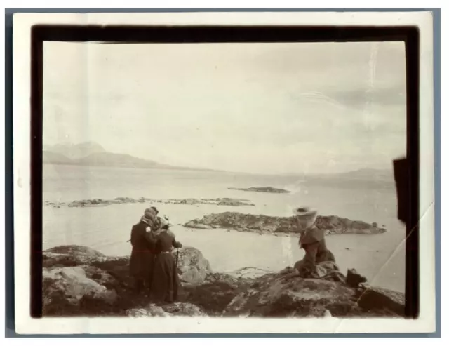 Norvège, Lødingen, Groupe de touristes sur les rochers  Vintage citrate print. S