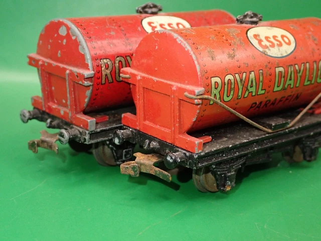 Pair of OO Gauge Hornby Dublo 3 Rail 32070 Royal Daylight Esso Tank Wagons (K60)