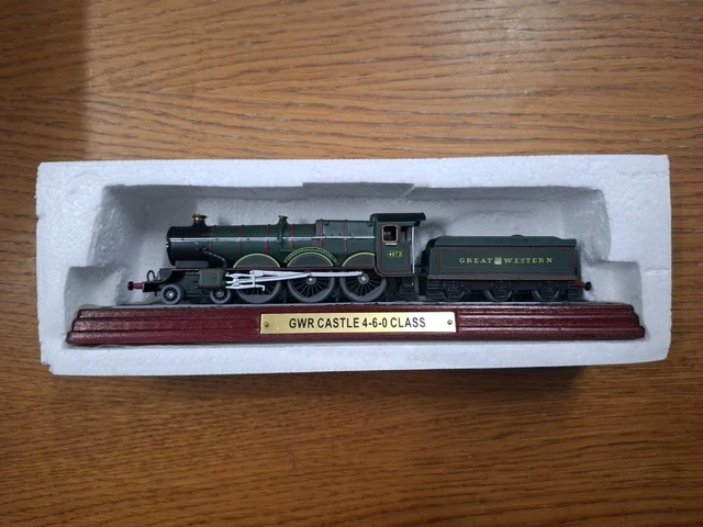 atlas-editions-gwr-castle-4-6-0-class-steam-locomotive-model-on-plinth