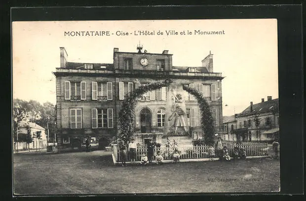 CPA Montataire, L´Hôtel de Ville et le Monument 1938