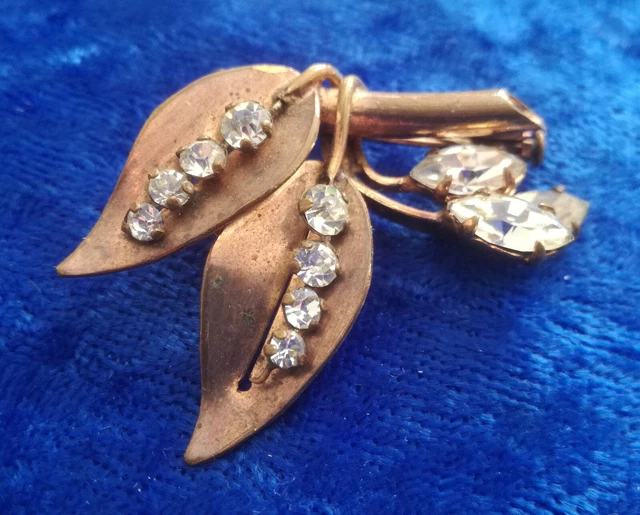 Broche Vintage 1940 - Brouette Fleurie En Laiton Estampé Avec Strass Rouge