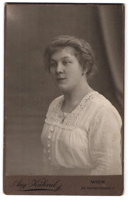 Fotografie Aug. Kühnel, Wien, Reithoferplatz 7, Portrait junge Dame in weißer B