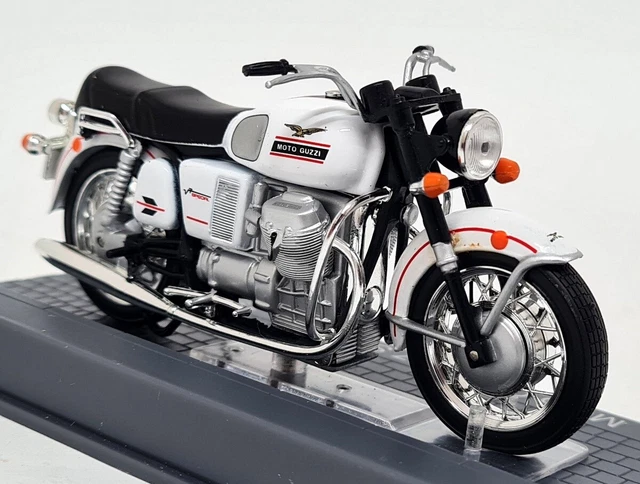 Ixo 1/24 - Moto Guzzi V7 Special 1967+ Plinth Model appx 9cms Motorbike