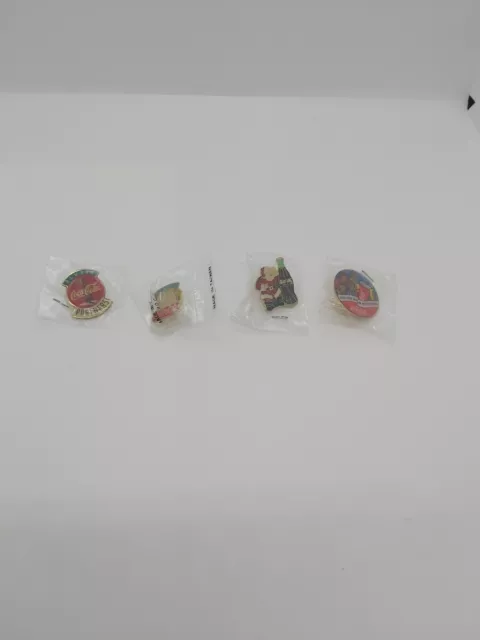 4 seltene Coca Cola-Vintage-Pins im Konvolut