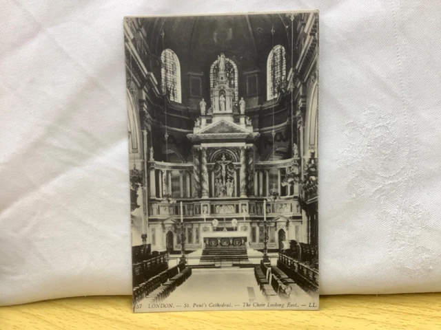 London. - St. Paul's Cathedral.- The Choir Looking East. - LL. Postcard No. 157