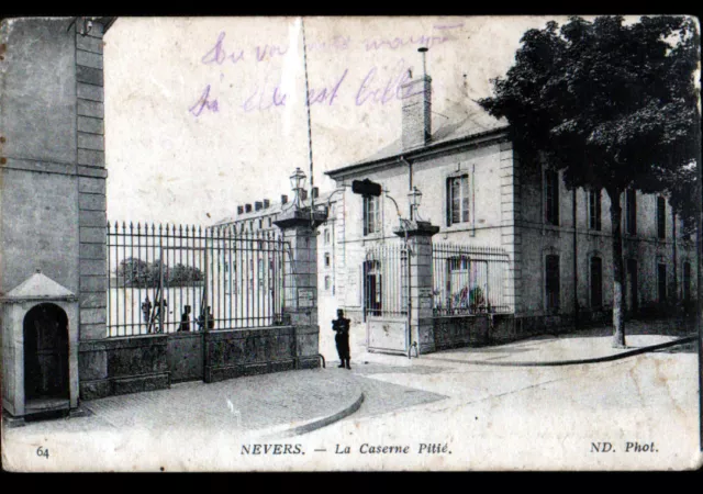 NEVERS (58) Entrée de la CASERNE PITTIE animée début 1900