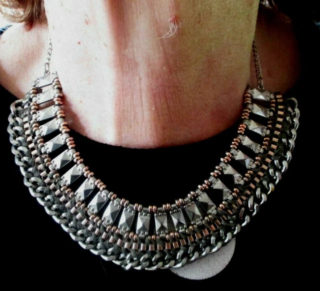 Collier Plastron Imposant Argenté - Bijou Vintage Semi-rigide, Alliage, Occasion état Impeccable