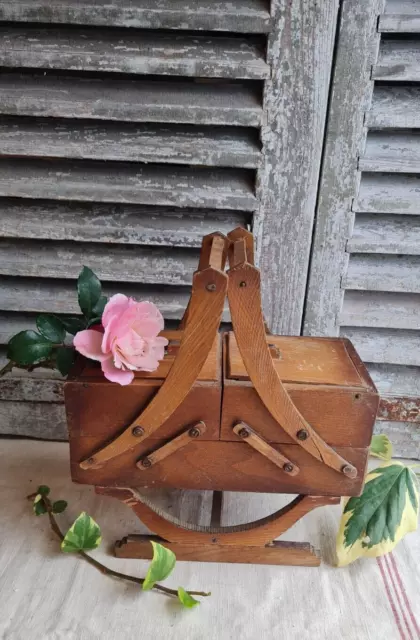 Ancienne Petite Travailleuse En Bois Pour Enfant Couture Dentelle 3