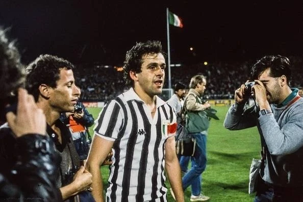 A thoughtful Michel Platini holds the cup, on May 29, 1985 after the... News Photo - Getty Images