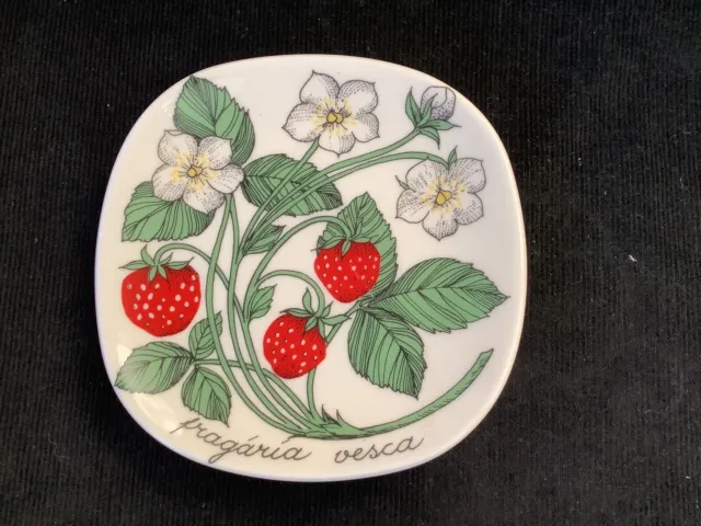 Arabia Finland Esteri Tomula Botanical Wild Strawberry Wall Plate