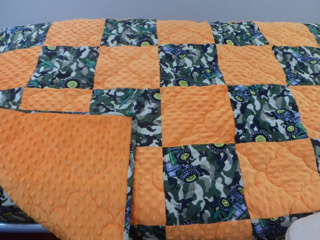 5PC.JOHN DEERE CAMO LITTLE HUNTER QUILT 2 SHEETS  PILLOW CASE w/TRAVEL PILLOW
