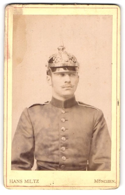 Fotografie Hans Miltz, München, Portrait junger Soldat in Uniform mit Pickelhau